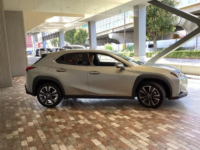 Lexus UX 14