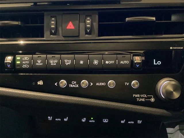 Lexus ES 7