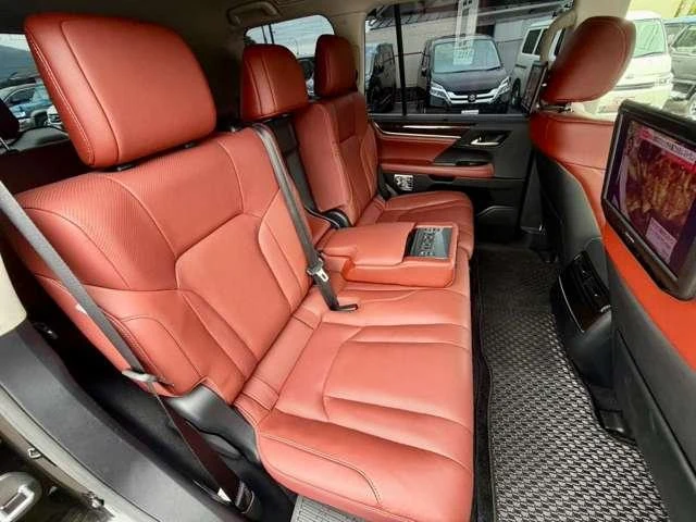 Lexus LX 33