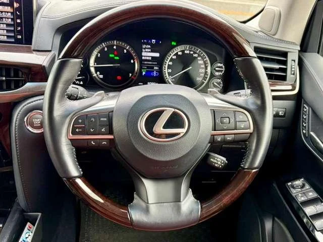 Lexus LX 8
