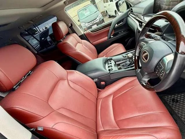 Lexus LX 32
