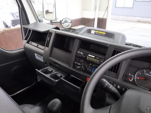 Isuzu ELF 28