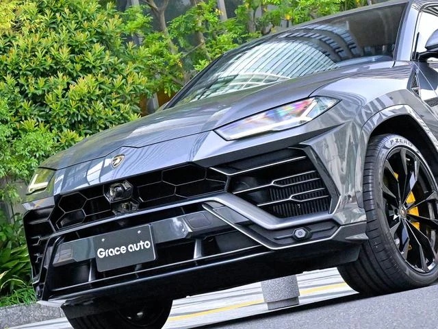 Lamborghini URUS 35