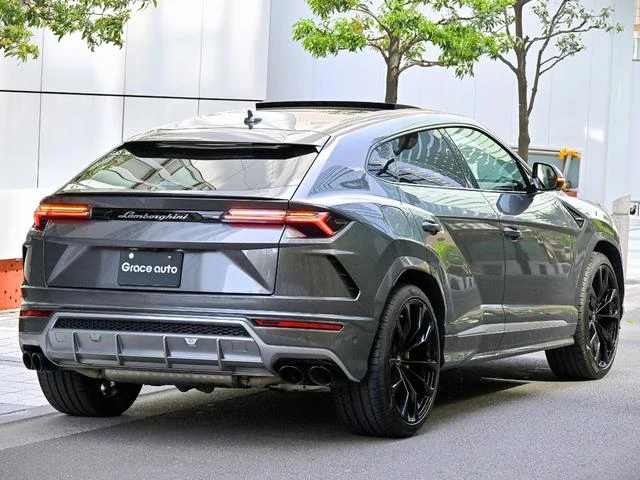 Lamborghini URUS 32