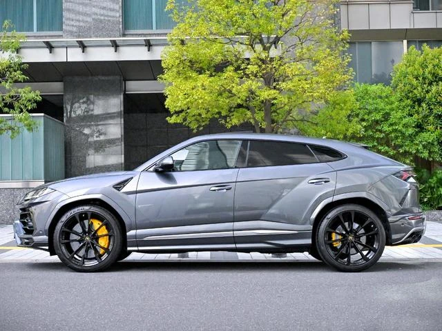 Lamborghini URUS 3