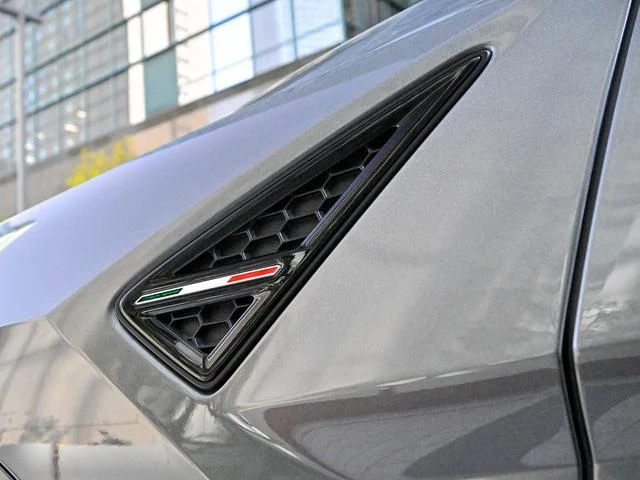 Lamborghini URUS 37