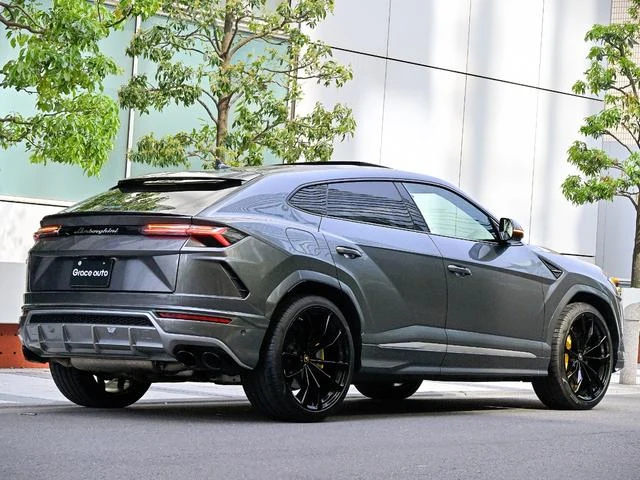 Lamborghini URUS 33
