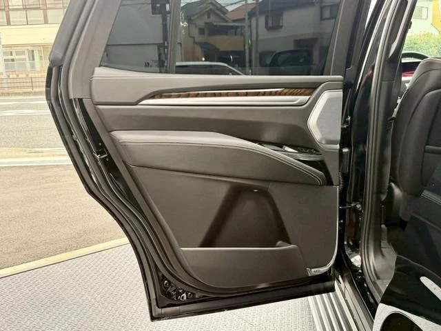 Cadillac ESCALADE 38