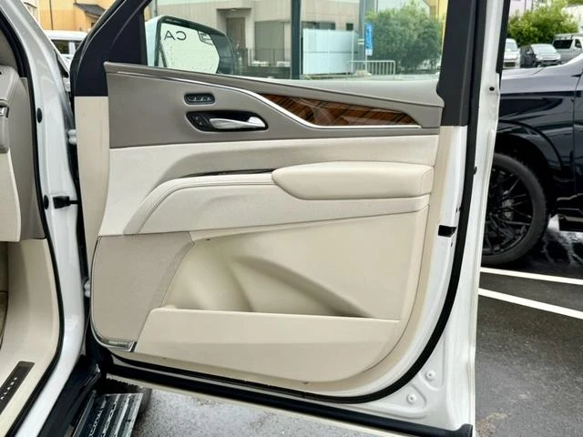 Cadillac ESCALADE 36