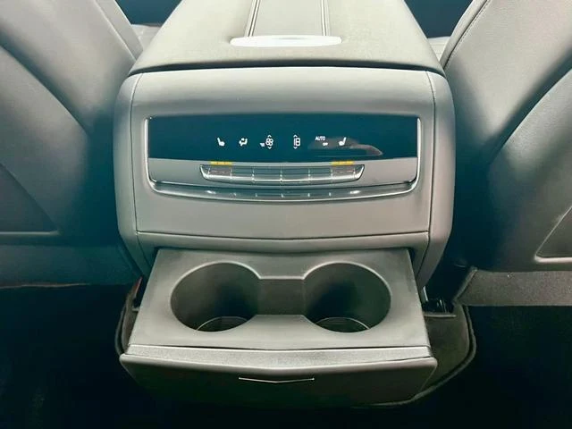 Cadillac ESCALADE 28