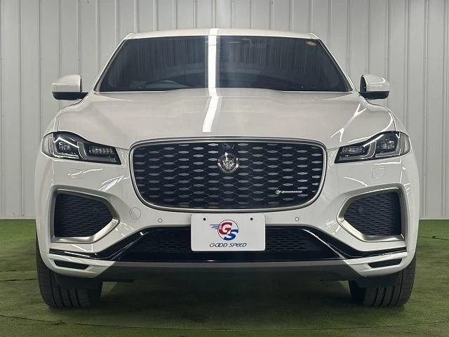 Jaguar F-PACE 64