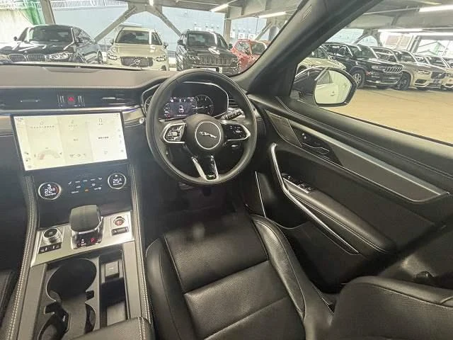 Jaguar F-PACE 28