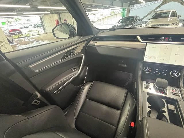 Jaguar F-PACE 27