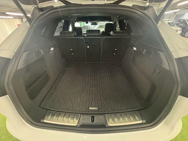 Jaguar F-PACE 52