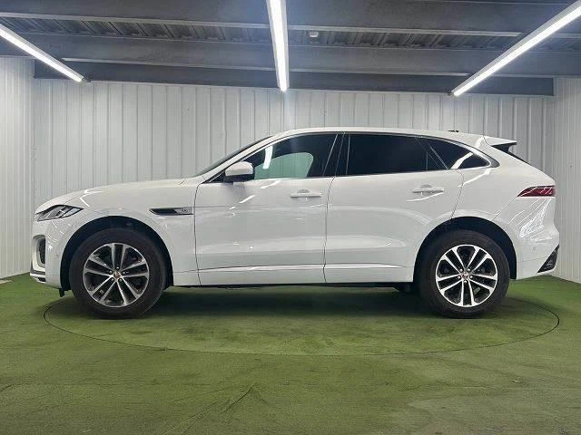 Jaguar F-PACE 16
