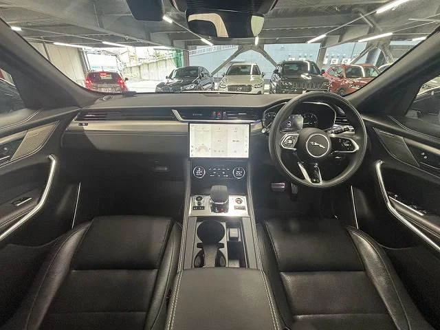 Jaguar F-PACE 26