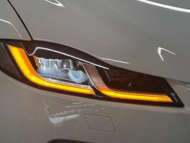 Jaguar F-PACE 54