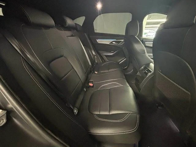Jaguar F-PACE 11