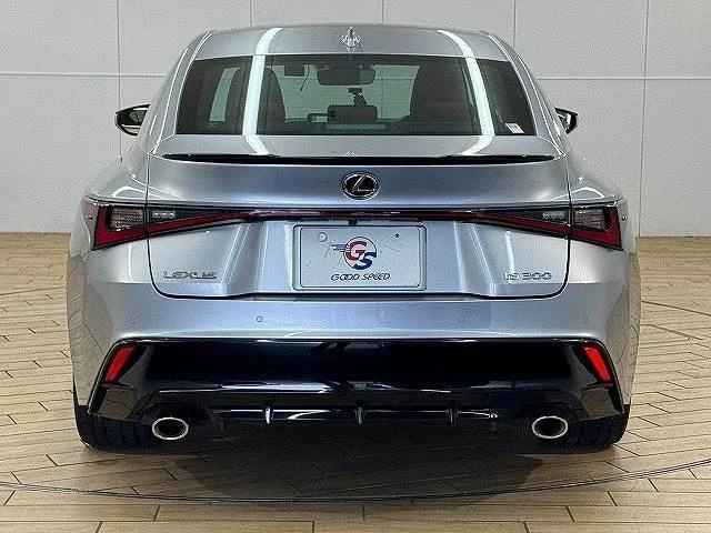 Lexus IS 16